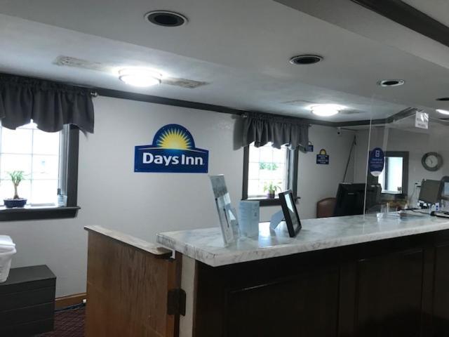 Days Inn By Wyndham Amherst Eksteriør bilde