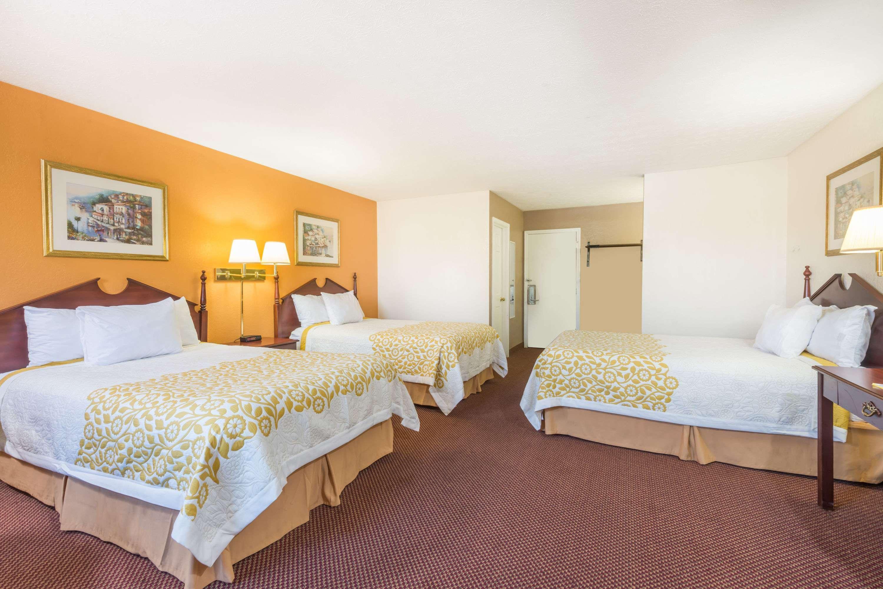 Days Inn By Wyndham Amherst Eksteriør bilde