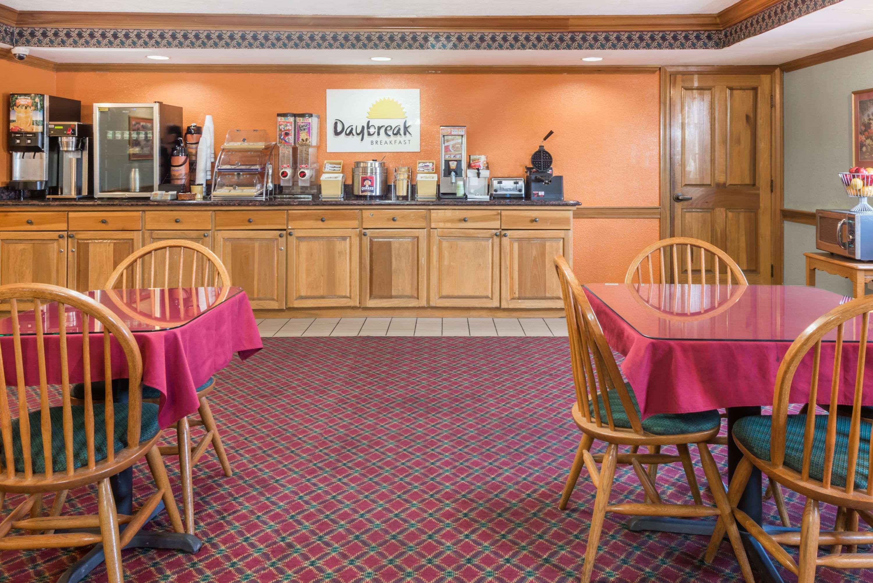 Days Inn By Wyndham Amherst Eksteriør bilde