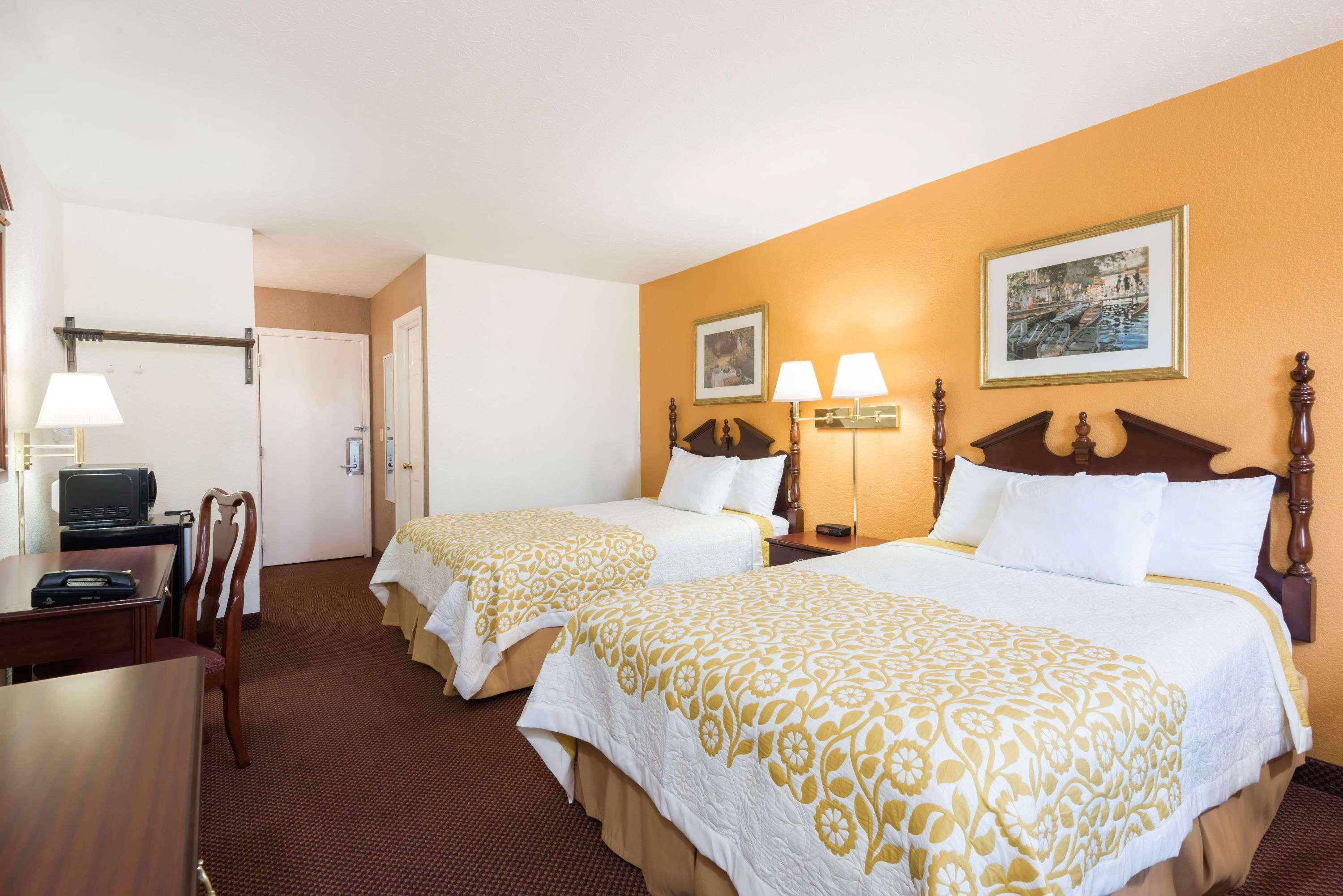 Days Inn By Wyndham Amherst Eksteriør bilde