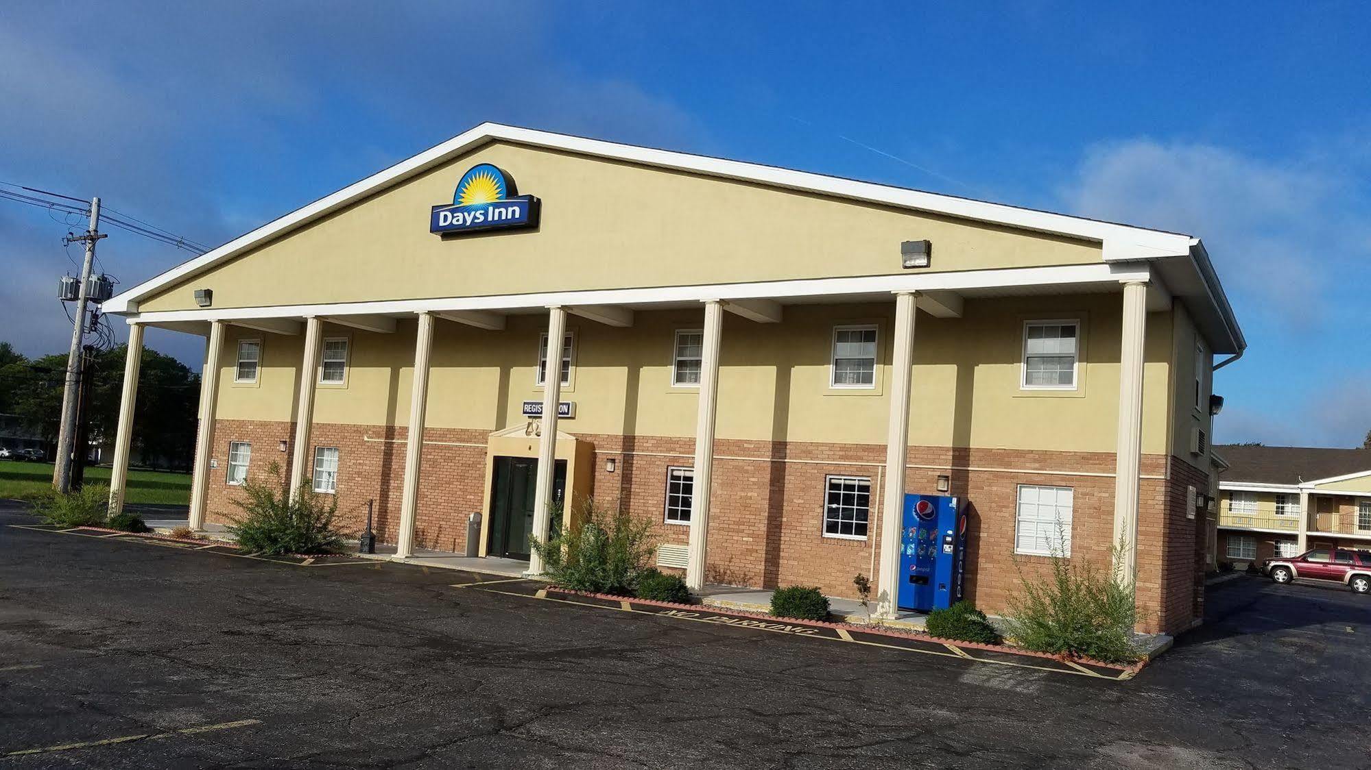Days Inn By Wyndham Amherst Eksteriør bilde